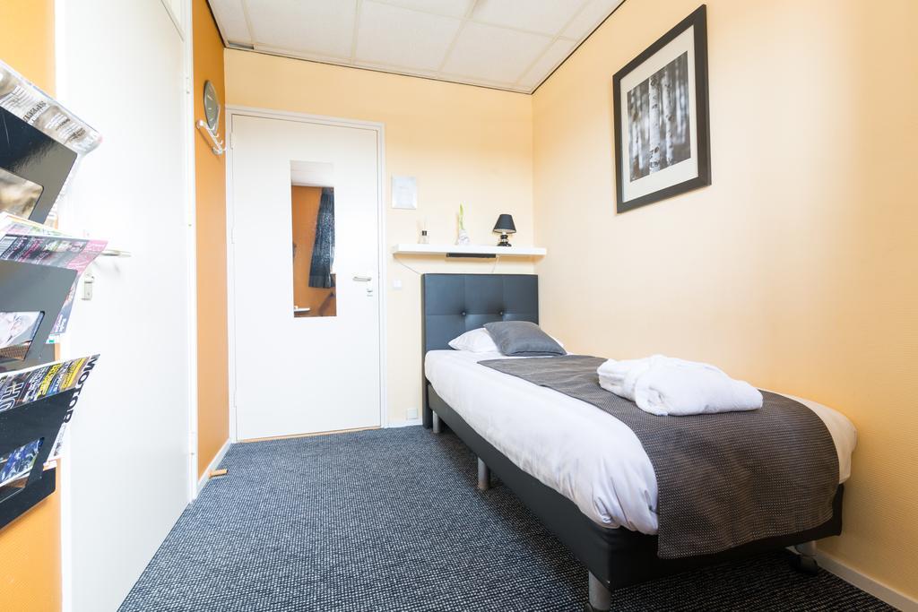 Hotel Restaurant De Buizerd Langedijk Bagian luar foto