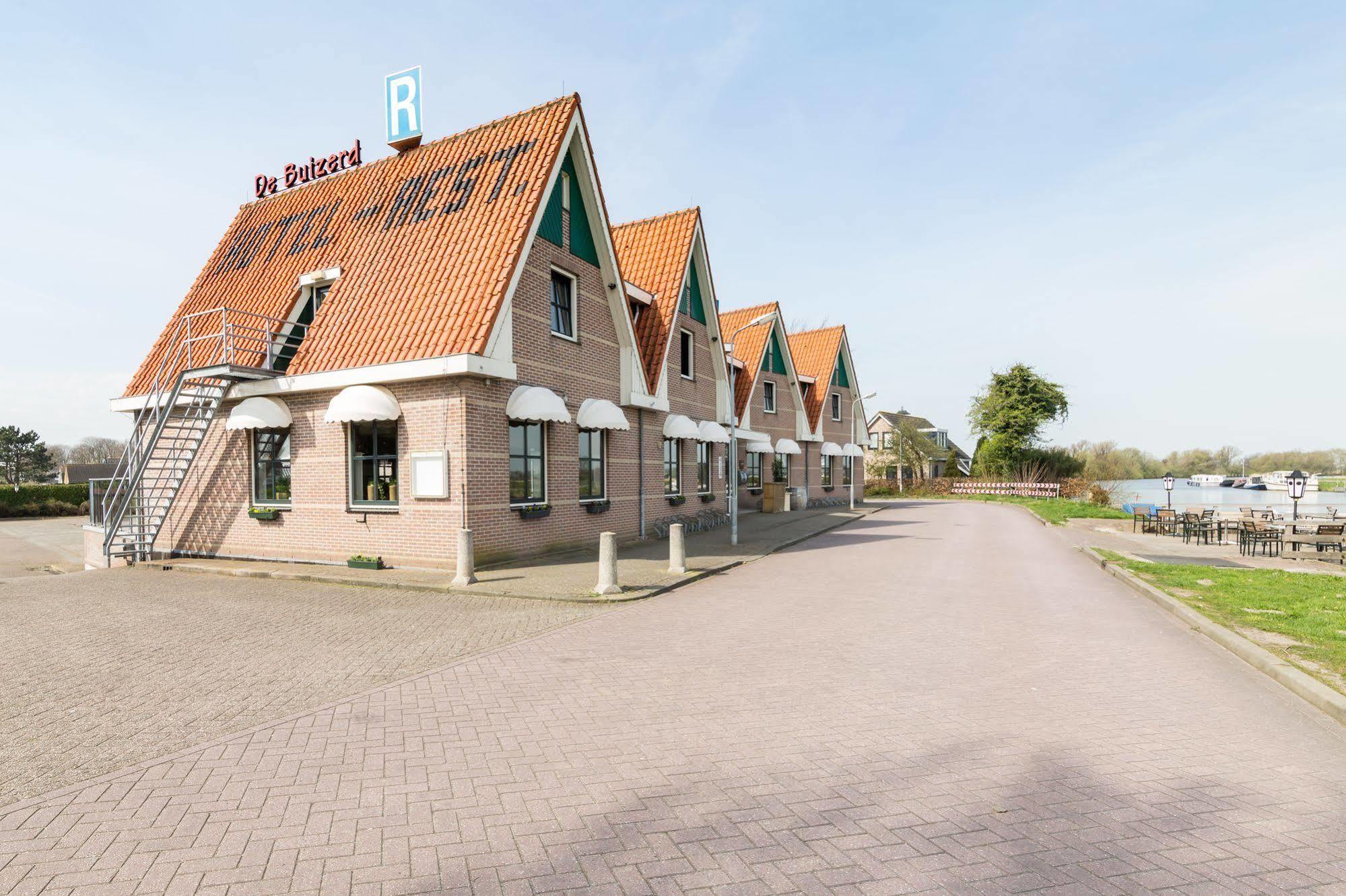 Hotel Restaurant De Buizerd Langedijk Bagian luar foto