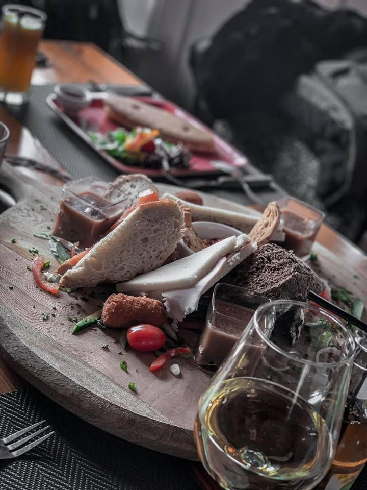 Hotel Restaurant De Buizerd Langedijk Bagian luar foto